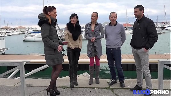 Deux superbes MILfs dans une baise échangiste à quatre [Full Video]