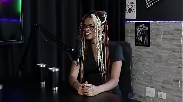 Faz artes com a buceta, começando com performance na cracolândia, assumiu a bissexualidade e foi na pandemia que começou – Naomi Campos (SHEER/RED)
